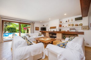 Télévision, lecteur de DVD, table de tennis de table, chaîne hi-fi