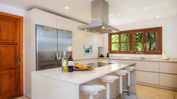 Refrigerador, microondas, horno, placa de cocina