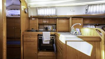 Frigorifero, microonde, piano cottura, macchina per tè/caffè