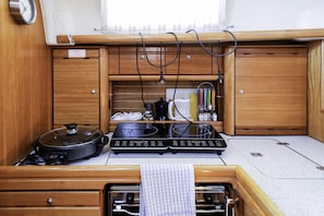 Réfrigérateur, micro-ondes, plaque de cuisson, cafetiÚre/bouilloire