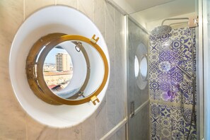 Een douche, een haardroger, handdoeken