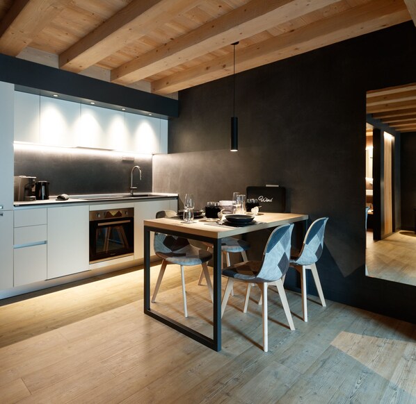 Fridge, oven, stovetop, dishwasher