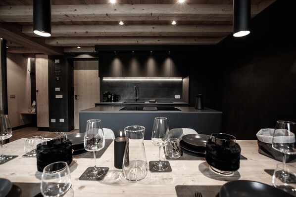 Frigorifero, forno, piano cottura, lavastoviglie