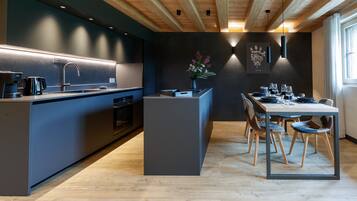 Fridge, oven, stovetop, dishwasher