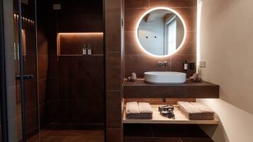 Douche, séchoir à cheveux, serviettes fournies