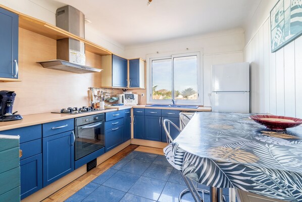 Frigorífico, microondas, horno y placa de cocina
