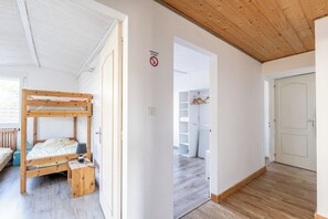 3 bedrooms, free WiFi - Apartment 'Appartement 10 Pers À 50m Plage' with Private Terrace, Private Garden and Wi-Fi (Barbâtre)