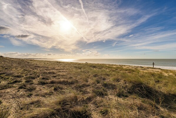 Beach nearby - Apartment 'Appartement 10 Pers À 50m Plage' with Private Terrace, Private Garden and Wi-Fi (Barbâtre)