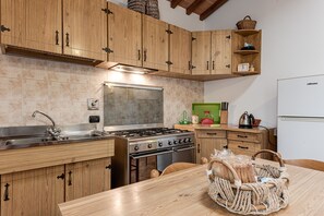 Frigorifero, forno, piano cottura, macchina per tè/caffè