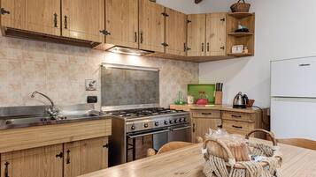 Frigorifero, forno, piano cottura, macchina per tè/caffè