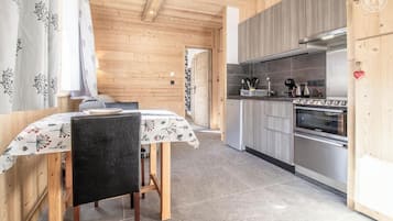 Kylskåp, mikrovågsugn, ugn och spishäll