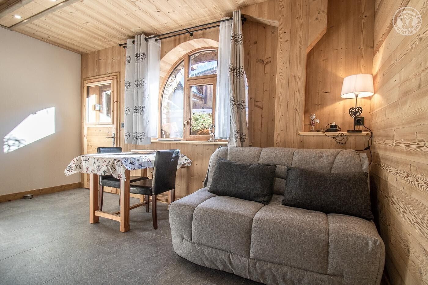 Een dvd-speler en een tafeltennistafel