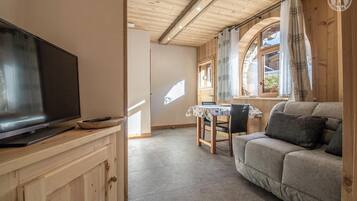 Un reproductor de DVD, una mesa de tenis de mesa