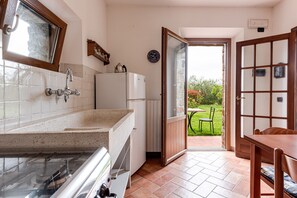 Fridge, oven, stovetop, coffee/tea maker - Apartment 'Il Cerro Basic Per Due' with Shared Pool and Shared Garden (Pelago)