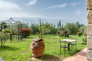 Outdoor dining - Apartment 'Il Cerro Basic Per Due' with Shared Pool and Shared Garden (Pelago)