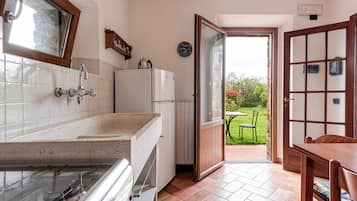 Frigorifero, forno, piano cottura, macchina per tè/caffè