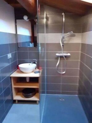 Shower, hair dryer - Apartment "Le Rhododendron" with Mountain Views, Shared Garden & Wi-Fi (La Plagne-Tarentaise)
