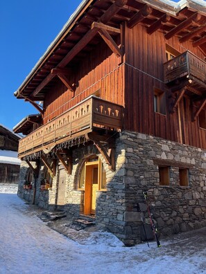 Exterior - Apartment "Le Rhododendron" with Mountain Views, Shared Garden & Wi-Fi (La Plagne-Tarentaise)