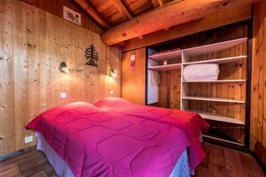 2 bedrooms, iron/ironing board, free WiFi - Apartment "Le Rhododendron" with Mountain Views, Shared Garden & Wi-Fi (La Plagne-Tarentaise)