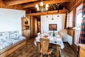 Dining - Apartment "Le Rhododendron" with Mountain Views, Shared Garden & Wi-Fi (La Plagne-Tarentaise)
