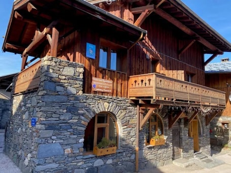 Exterior. Apartment "Le Génépi" with Mountain View, Balcony and Wi-Fi