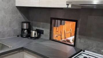 Kühlschrank, Mikrowelle, Ofen, Herdplatte