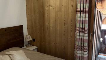 1 chambre, fer et planche Ă repasser, Wi-Fi gratuit, draps fournis