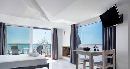 Studio Apartment 'Iguana 18' with Sea View, Wi-Fi and Air Conditioning