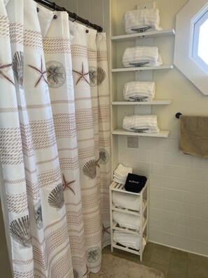 Suihku, hiustenkuivaaja, pyyhkeet, saippua