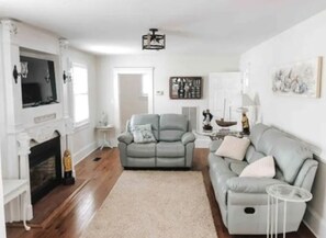 Smart TV, fireplace - The Deadrise Inn, Sleeps12, Spacious, Newly Renovated (Deltaville)