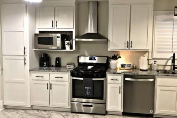 Kjøleskap, mikrobølgeovn, ovn og kokeplater