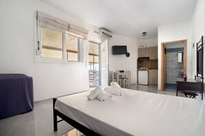 1 bedroom, free WiFi, bed sheets - Studio Apartment 'Iguana 12' with Sea View, Wi-Fi and Air Conditioning (Preveza)