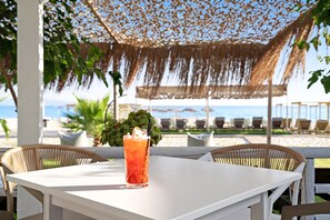 Outdoor dining - Studio Apartment 'Iguana 12' with Sea View, Wi-Fi and Air Conditioning (Preveza)