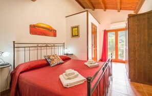 12 bedrooms, travel cot, free WiFi, bed sheets