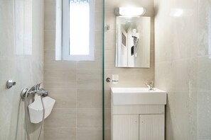 Shower, hair dryer, towels - Studio Apartment 'Iguana 7' with Shared Pool, Wi-Fi and Air Conditioning (Preveza)