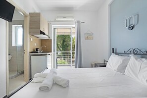 1 bedroom, free WiFi, bed sheets - Studio Apartment 'Iguana 7' with Shared Pool, Wi-Fi and Air Conditioning (Preveza)