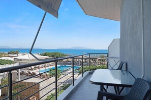 Outdoor dining - Studio Apartment 'Iguana 6' with Sea View, Wi-Fi and Air Conditioning (Preveza)