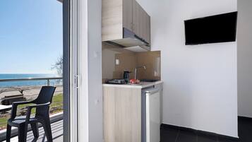 Frigorífico, placa de cocina, hervidor eléctrico y trona infantil