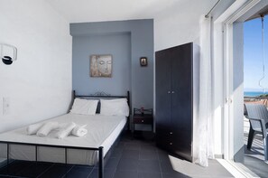 1 bedroom, free WiFi, bed sheets - Studio Apartment 'Iguana 3' with Sea View, Wi-Fi and Air Conditioning (Preveza)