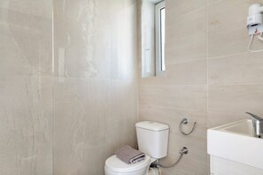 Dusj, hårføner og håndklær