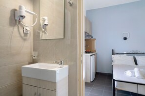 Shower, hair dryer, towels - Studio Apartment 'Iguana 1' with Shared Pool, Wi-Fi and Air Conditioning (Preveza)