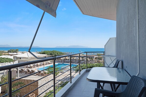 Outdoor dining - Studio Apartment 'Iguana 1' with Shared Pool, Wi-Fi and Air Conditioning (Preveza)