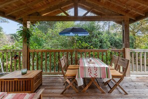 Outdoor dining - Chalet Perché with All Comforts in Labenne Océan – Unique Getaway for 4 Guests - Beach Nearby (Labenne)