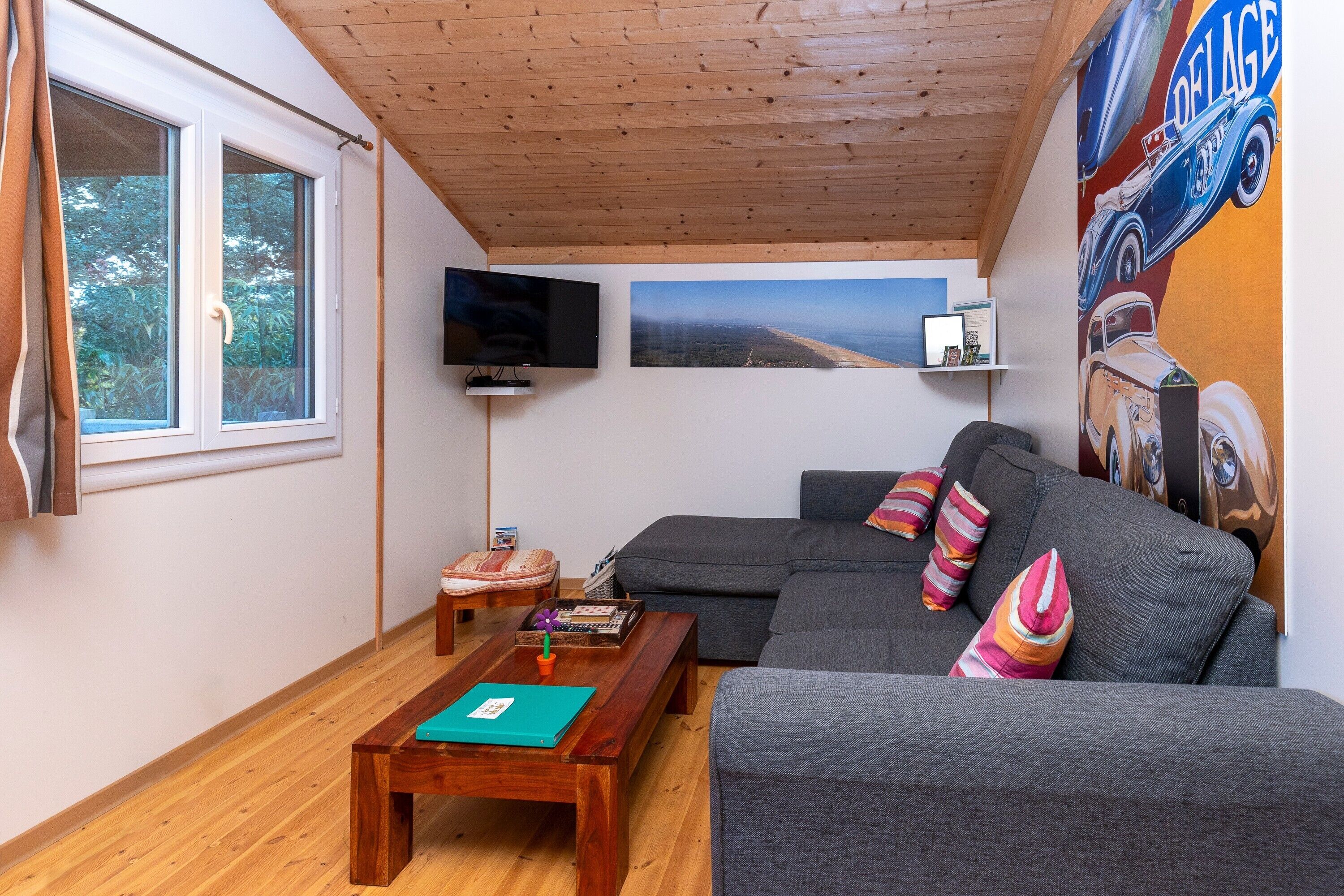 Fernseher, Tischtennisplatte, Stereoanlage