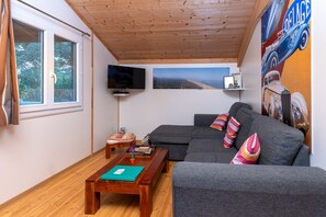 Televisio, pöytätennispöytä, stereot