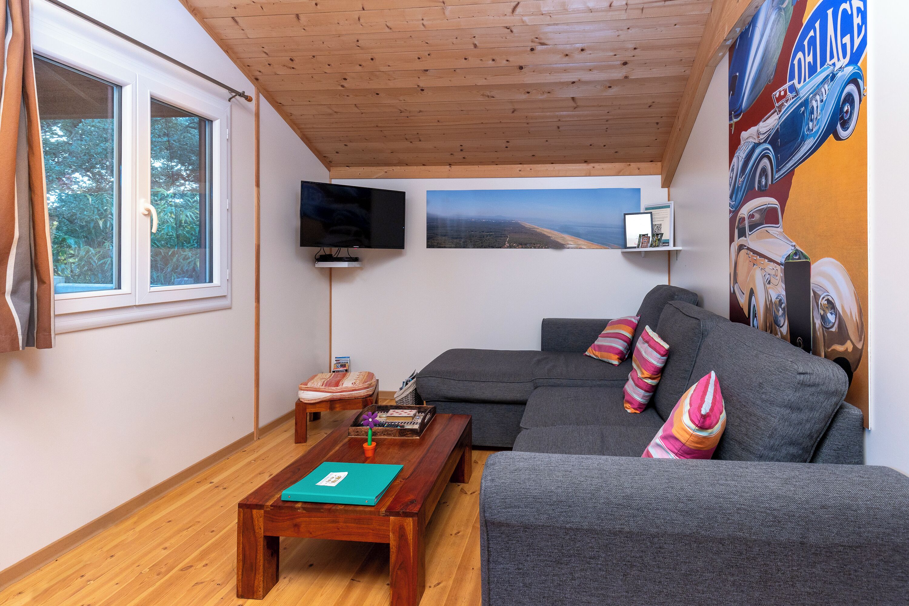 Fernseher, Tischtennisplatte, Stereoanlage