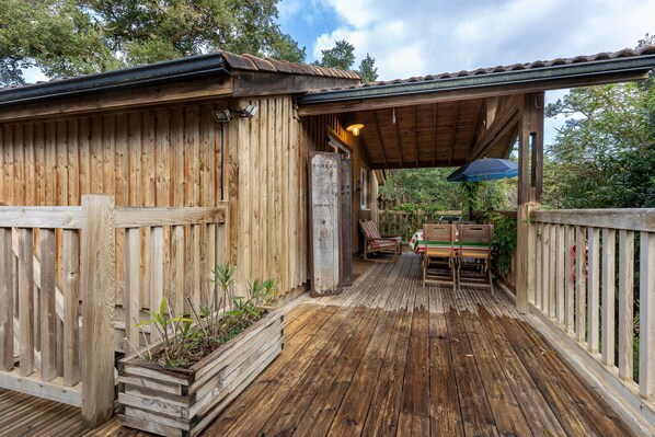 Outdoor dining - Chalet Perché with Full Comfort in Labenne Océan – Unique Treehouse Stay for 4 Guests - Beach Nearby (Labenne)