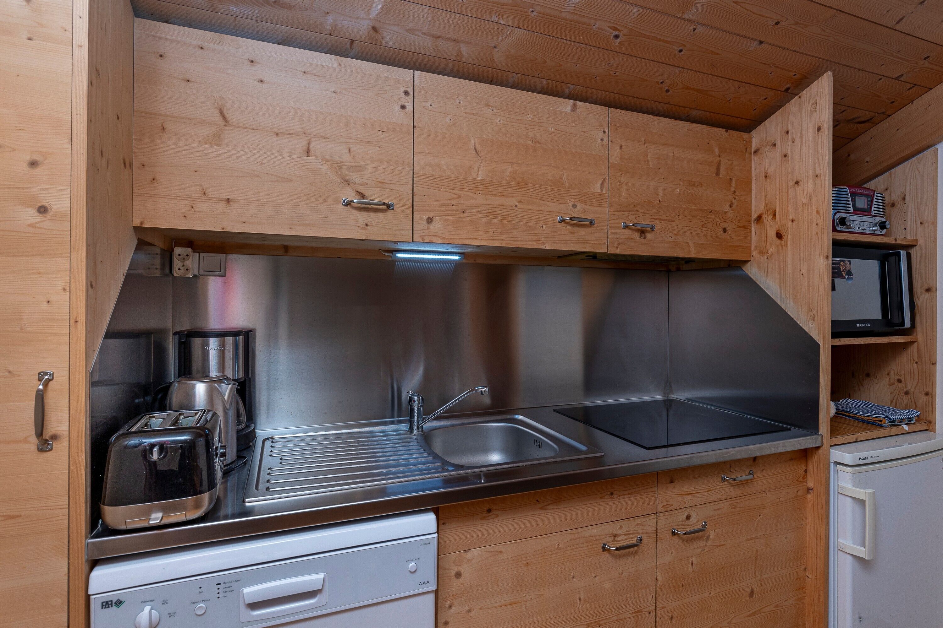 Kühlschrank, Mikrowelle, Ofen, Herdplatte