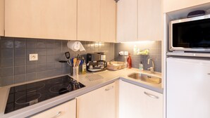 A kitchen with a built-in stove, a microwave, a sink, and a coffee maker. - Apartment "Flaine - 7 Persons" with Mountain View and Private Terrace (Flaine)