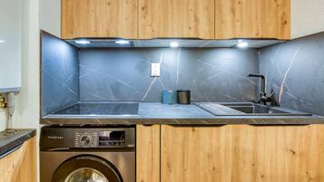 Kühlschrank, Mikrowelle, Ofen, Herdplatte